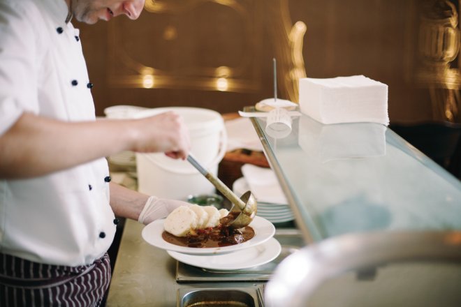 Růst cen obědů v restauracích se téměř zastavil. Ale i tak mají blízko ke dvěma stovkám
