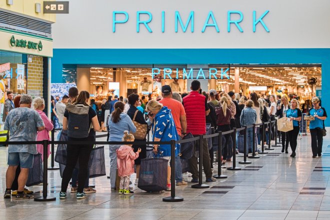 Levné oblečení táhne. Primark má krásné zisky