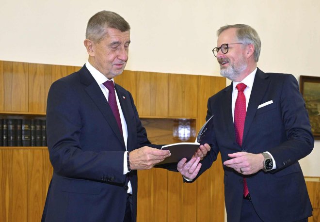 Bývalý premiér Petr Fiala (vpravo; ODS) přivítal nového premiéra Andreje Babiše (ANO) ve Strakově akademii, kde se sešla nová vláda k prvnímu zasedání, 15. prosince 2025, Praha