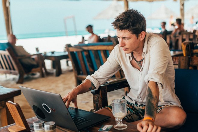 digitální nomád, práce z pláže
