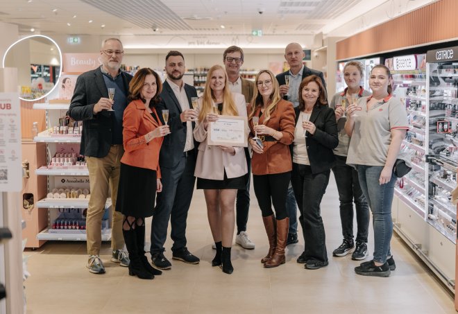 Rossmann v pražském NC Fénix získal ocenění Visa Czech Top Shop za říjen 2025