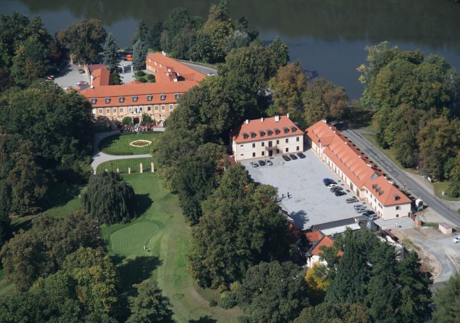 Areál zámku Štiřín