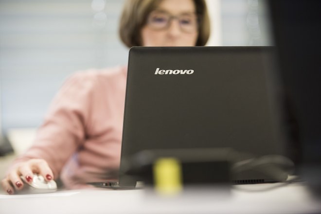 Čtvrtletní zisk výrobce počítačů Lenovo klesl o více než polovinu
