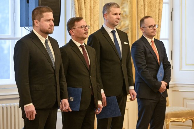 Prezident Miloš Zeman jmenoval Jana Fraita (druhý zleva) viceguvernérem ČNB a Jana Kubíčka (druhý zprava) a Jana Procházku (vpravo) členy bankovní rady ČNB 14. prosince 2022, Praha. Vlevo je guvernér ČNB Aleš Michl.