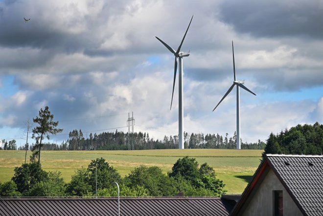 Jedna ze dvou větrných elektráren u Věžnice na Havlíčkobrodsku