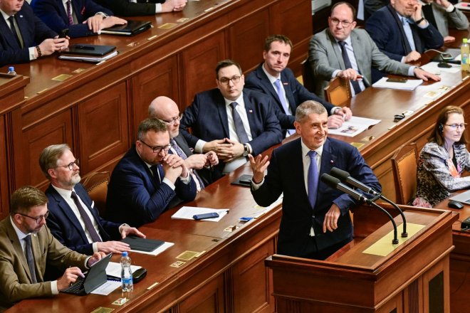 Andrej Babiš u řečnického pultu v Poslanecké sněmovně