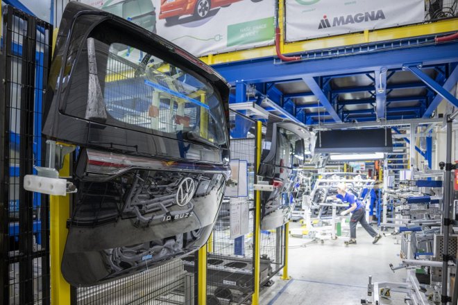 Akciový sešup. Automobilky doplácejí na obchodní napětí mezi USA a Evropou