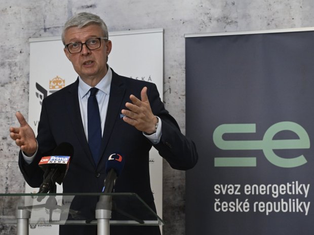 Podle ministra průmyslu Karla Havlíčka by projekt českým firmám a vědcům otevřel přístup k výpočetní kapacitě světové úrovně a zásadně zvýšil konkurenceschopnost země.