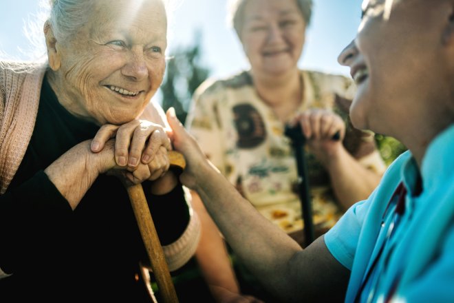 Longevity paradox: Češi chtějí žít déle a odejít dříve do penze, na stáří však šetří pozdě