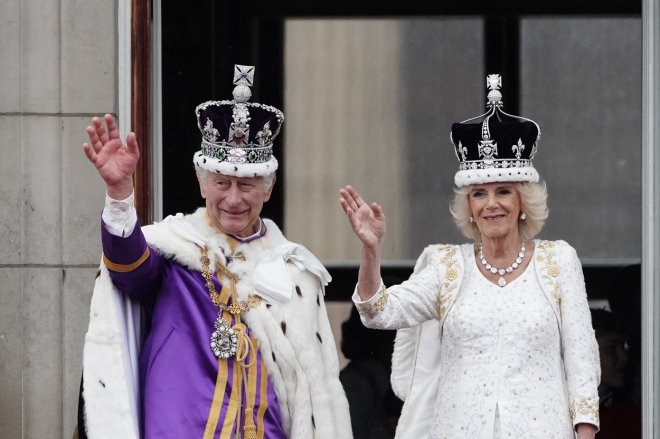 Britský král Karel III a královna Camilla mávají davům z balkonu Buckinghamského paláce po korunovačním ceremoniálu v Londýně.