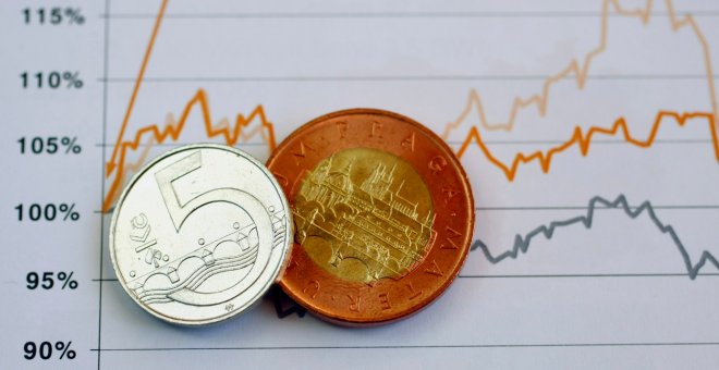 Koruna v pololetí prohrává se západními měnami. Nad jednou středoevropskou má ale navrch