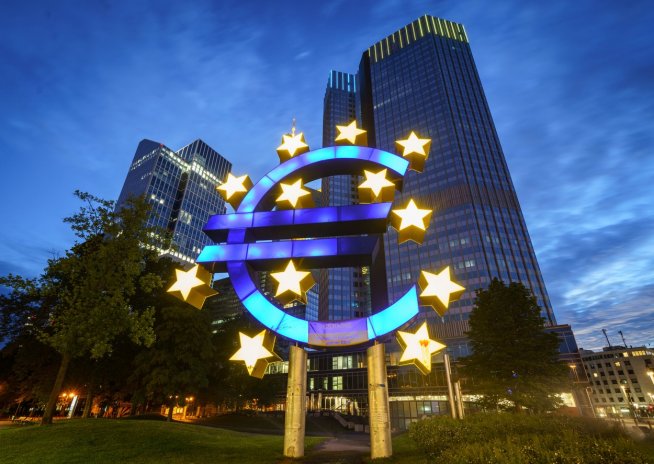 Evropa i Amerika budou dál škrtit ekonomiku. Naopak Čína povoluje šrouby a akcie letí nahoru (na snímku sídlo Evropské centrální banky).