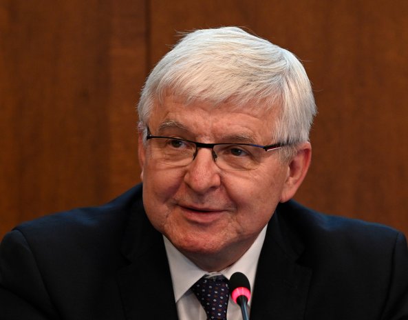 Žasnu, nedává to smysl, obul se bývalý guvernér ČNB do návrhu Schillerové