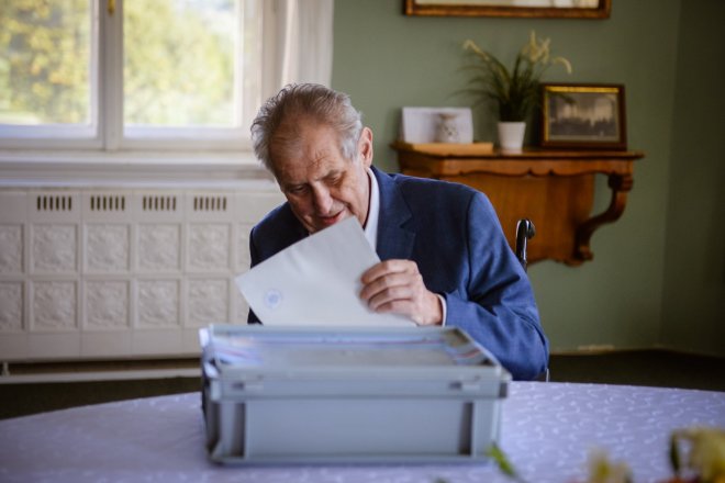 Miloš Zeman volí v Lánech