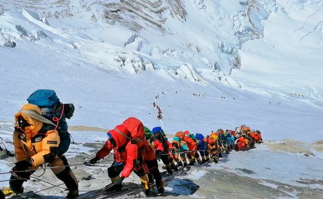 V roce 2019 dospěla situace pod Mount Everest do tristního stavu, kdy se při výstupu pod vrcholem tvořily fronty a několik horolezců čekání v zimě nepřežilo.