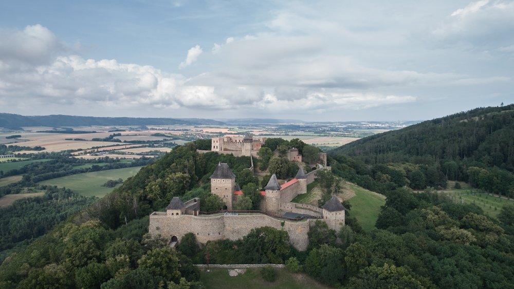 Zřícenina hradu Helfštýn, založeného ve 14. století, se tyčí na skalnatém vrcholu nad údolím Moravské brány. 