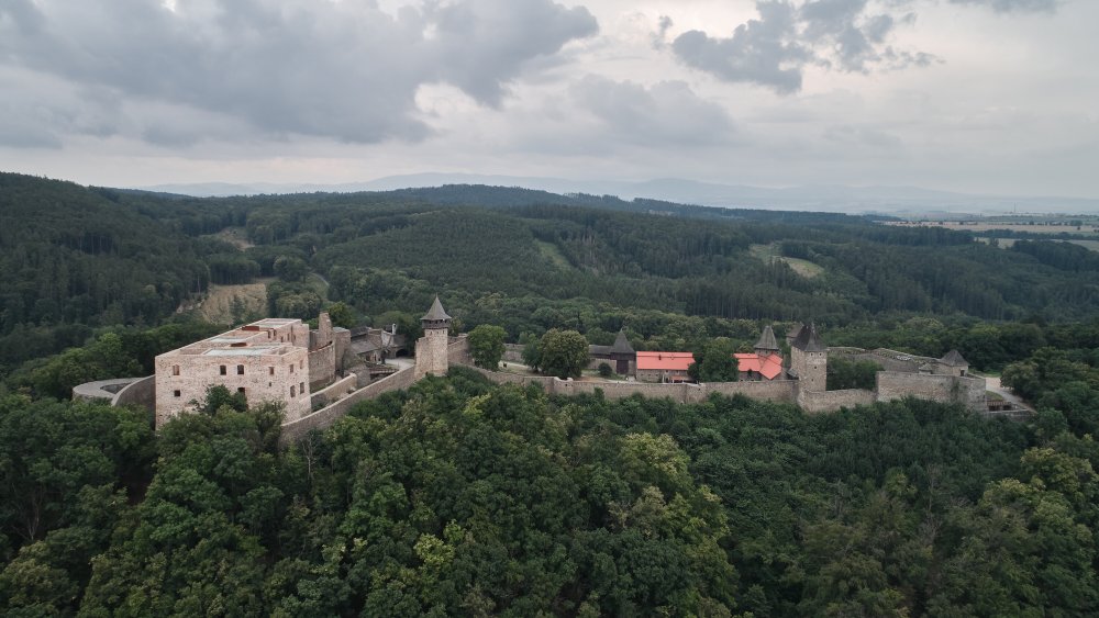  Celý komplex tvoří řada staveb užitkových i fortifikačních. Hrad hrál důležitou roli v zemské obranně. Mnohokrát přestál snahy o dobytí. Osudovým staly demoliční práce a dělostřelecký útok v druhé polovině 18. století.