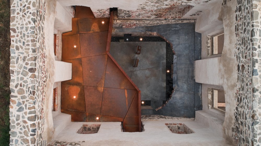 V přízemí paláce vede trasa po chodníčcích z leštěného betonu.