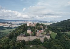 Zřícenina hradu Helfštýn, založeného ve 14. století, se tyčí na skalnatém vrcholu nad údolím Moravské brány. 