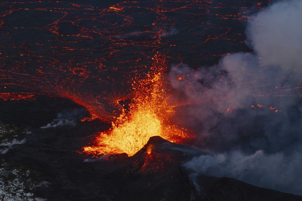 Sopka vybuchla zhruba čtyři kilometry severovýchodně od Grindavíku