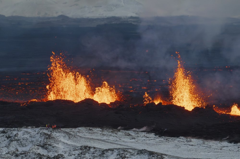 Sopka vybuchla v pondělí (18.12) pozdě večer. Stalo se tak po týdnech otřesů půdy, které vedly v listopadu k evakuaci více než 3000 obyvatel rybářského města Grindavík