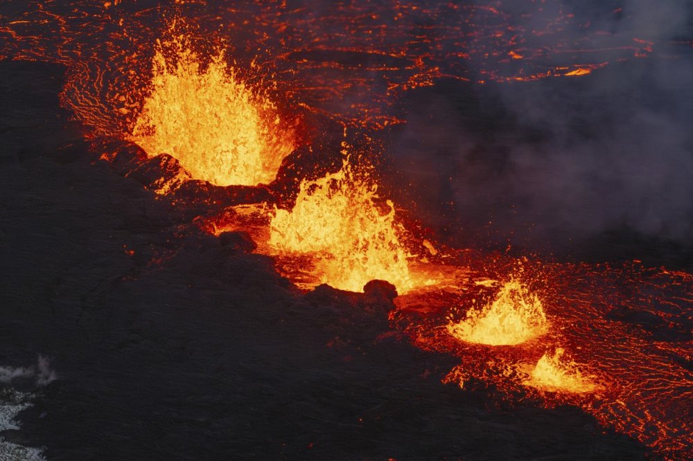 Sopečná erupce zatím nemá vliv na leteckou dopravu, provoz mezinárodního letiště Keflavík není narušen
