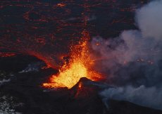 Sopka vybuchla zhruba čtyři kilometry severovýchodně od Grindavíku
