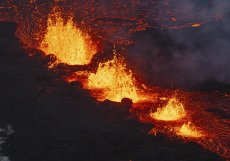 Sopečná erupce zatím nemá vliv na leteckou dopravu, provoz mezinárodního letiště Keflavík není narušen