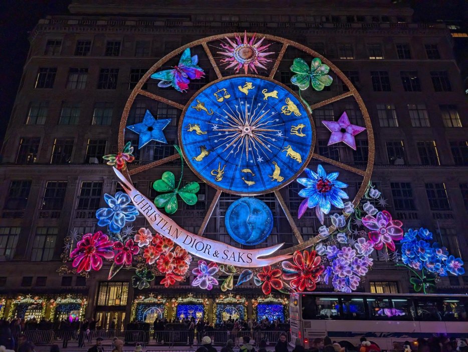 Světelná show na luxusním obchodním domě Saks Fifth Avenue