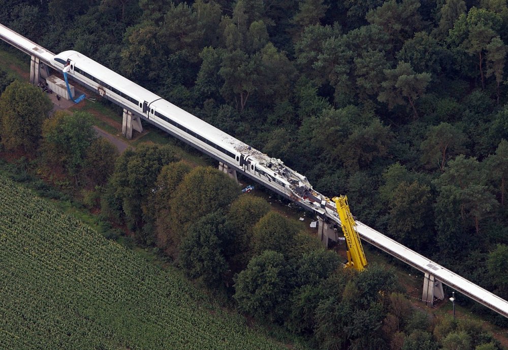 V Německu se dlouhodobě magnetická dráha testovala v oblasti Emsland v Dolním Sasku. Na tamní více než třicetikilometrové trati se v září roku 2006 odehrálo dosud největší neštěstí na magnetické dráze, když pokusný vlak narazil do železničního vozidla. Nehoda si vyžádala 23 mrtvých. Zkušební středisko je nyní uzavřené.