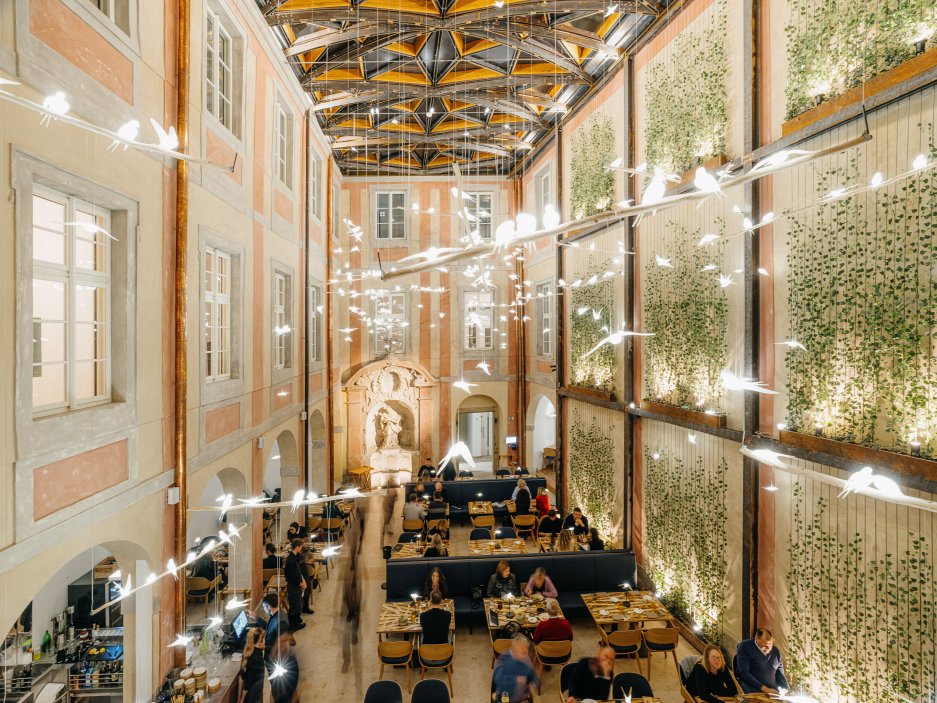 Restaurace se nachází v domě U Červené lišky na Staroměstském náměstí 