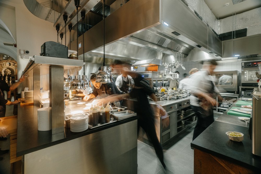 Interiér restaurace, má otevřenou kuchyni, navrhl architekt Václav Červenka.