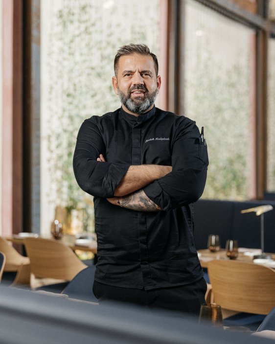 „Naším cílem je posunout tradiční českou kuchyni novým směrem. Experimentujeme a zkoumáme její hranice," říká Radek Kašpárek.