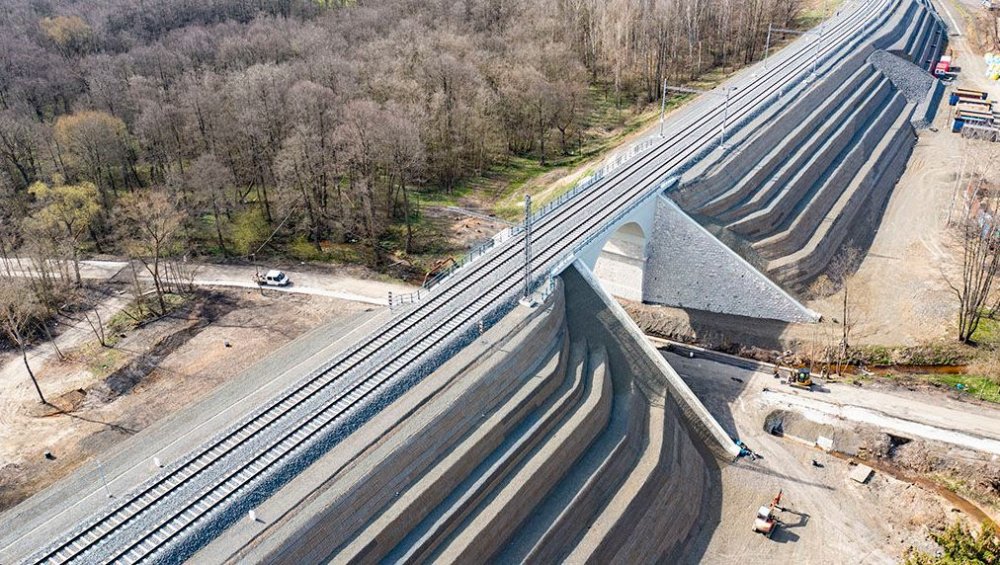 Sanace nestabilních náspů zemního tělesa Dalovice (H-Pro Geo)