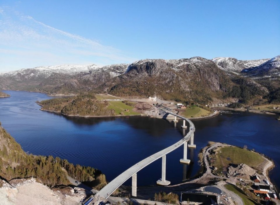 Výstavba silnice 714 "Astfjordkryssinga" včetně tunelů Slordal a Mjones, Norsko (Mestrostav)