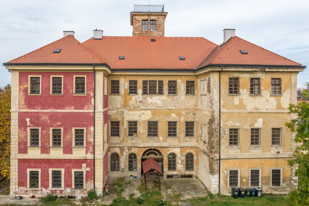 Během klasicistní přestavby přibyly k zámku hodinová věž.