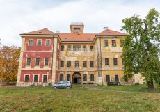 Trojkřídlý barokní zámek nechal postavit František Václav Čabelický ze Soutic v roce 1688 na místě středověké tvrze, která v minulosti patřila i králi Václavu IV. 