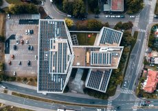 Solární panely na ploché střeše
