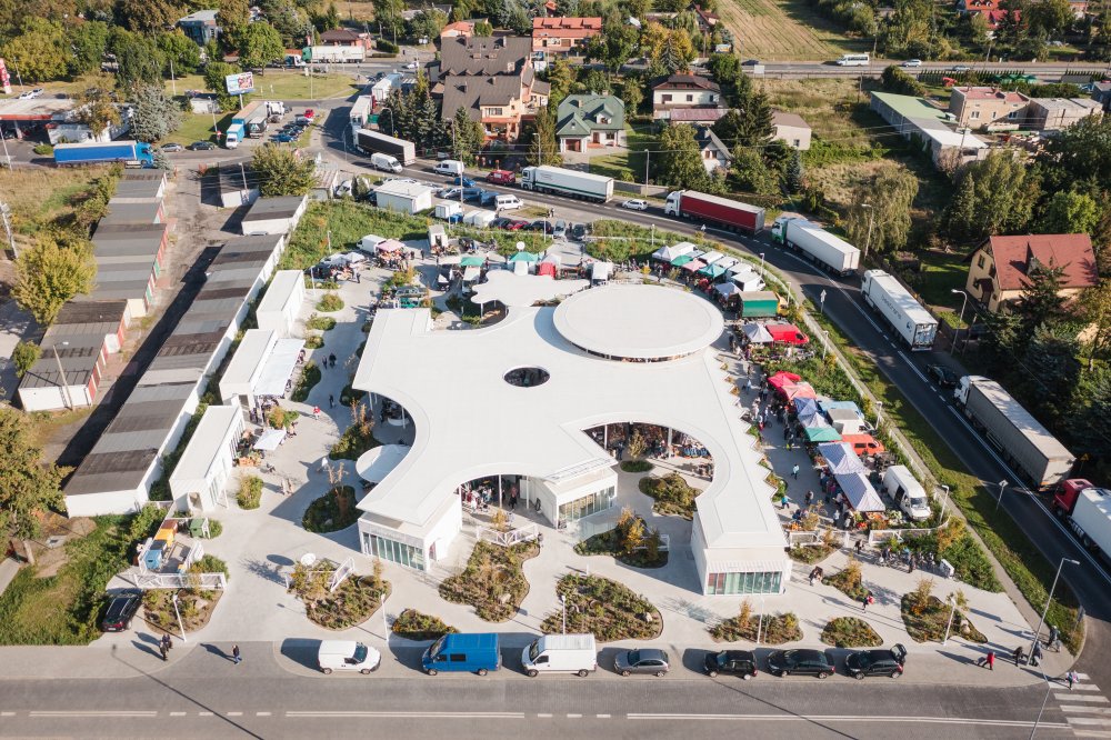 Takto proměnili polští architekti zemědělské tržiště v malé obci nedaleko Varšavy.