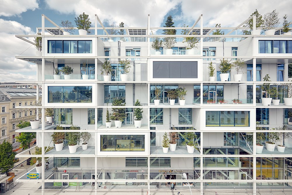 Takto vypadá obchodní dům řetězce Ikea ve Vídni, místo parkoviště pro auta architekti ze studia querkraft architekten ZT gmbh použili stromy.