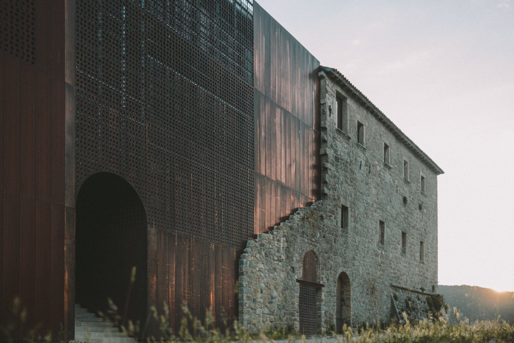 Pod projektem renovace a dostavby kláštera z konce 15. století na Korsice je podepsáno francouzského studio Amelia Tavella Architectes.
