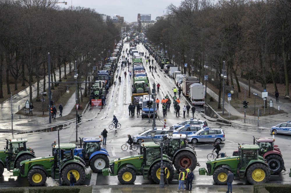 Berlín čelí protestu nákladních dopravců, zemědělci zablokovali dálnici