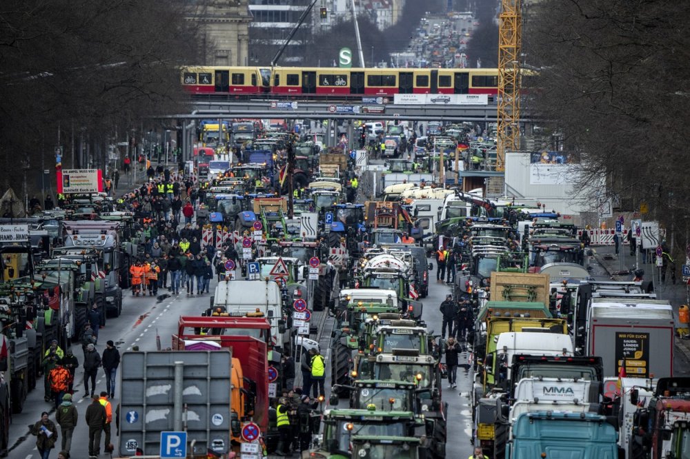 Berlín čelí protestu nákladních dopravců, zemědělci zablokovali dálnici