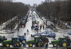 Berlín čelí protestu nákladních dopravců, zemědělci zablokovali dálnici