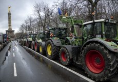 Berlín čelí protestu nákladních dopravců, zemědělci zablokovali dálnici