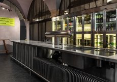 Na interiéru pracovali architekti a designéři ze studia Olgoj Chorchoj, který s výčepním pultem pracovali jako s dominantou prostoru. „Chtěli jsme, aby výčepní, výdejní i ukazovací pult vynikl jako hlavní element, a to nejen estetický a designérský, ale především funkční,“ vysvětluje designér Michal Froněk.