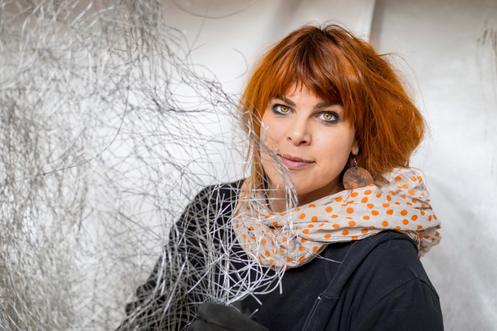 Umělkyně Veronika Psotková vystavuje své drátěné sochy