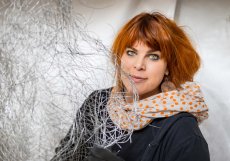 Umělkyně Veronika Psotková vystavuje své drátěné sochy