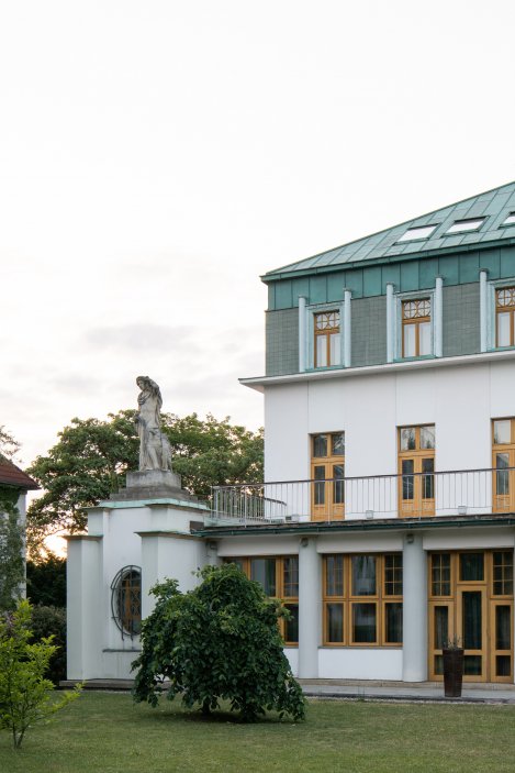 Historická vila Bianca navržená v letech 1910-11 architektem Janem Kotěrou prošla mnoha úpravami. Tou poslední byla radikální přestavba dokončená v roce 2003 podle projektu nizozemského architekta Ericka van Egeraata. Vnější vzhled vily byl navrácen do podoby inspirované původním návrhem Jana Kotěry.