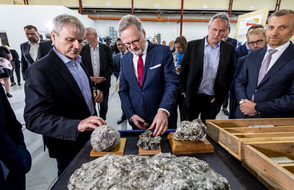 Premiér Petr Fiala z ODS (uprostřed) si prohlíží cinvaldit ve společnosti Geomet, která má na starosti projekt těžby lithia na Cínovci.